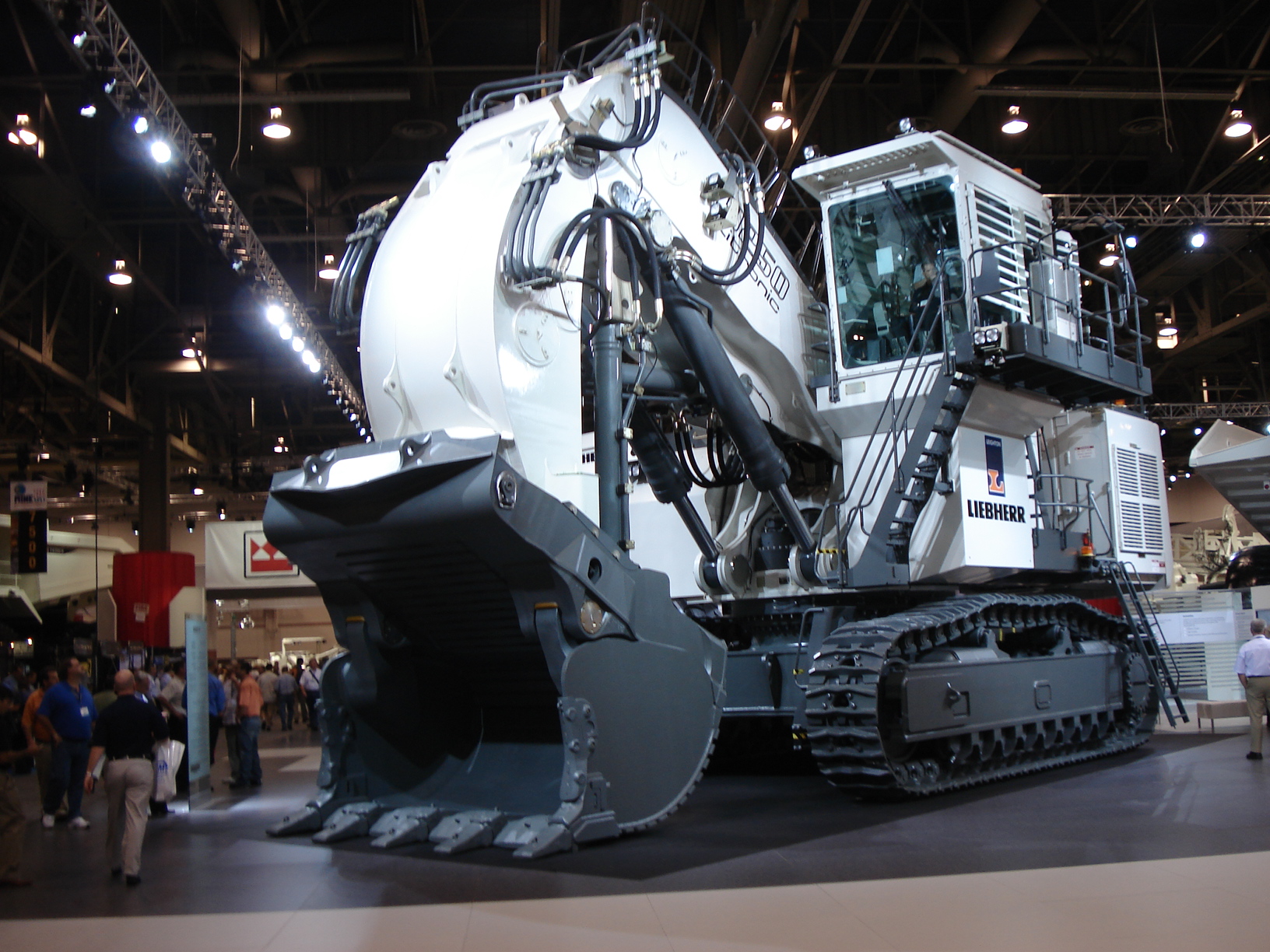 1699261396-Liehbherr_hydraulic_shovel