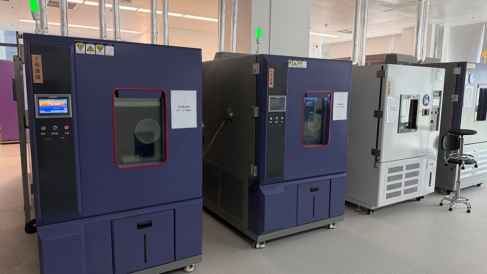 Rapid temperature change chamber and three-zone thermal shock chamber standing in a row in the laboratory environmental test area